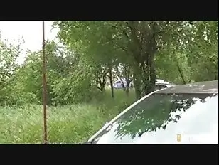 ホットビデオ：子供は女の子をファックし、路上に立っている