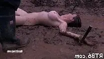 泥の中の裸の女の子を十字架につけて水を入れてください