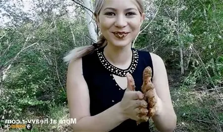 ロシアの女の子は森でたわごとを食べます
