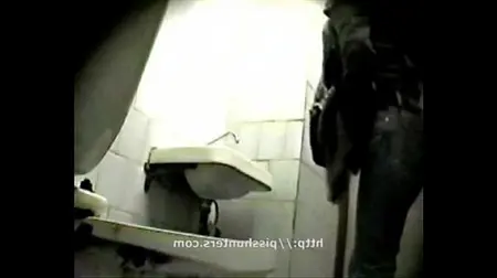 女性のトイレに隠されたカメラ